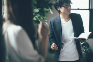 ディスカッションをする若い男女