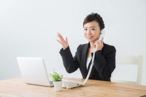 電話をしながら提案をする女性