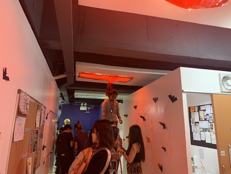 3d 講師がイベントの用意をしている