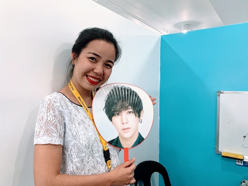 アイドルのうちわを持ったフィリピン人講師