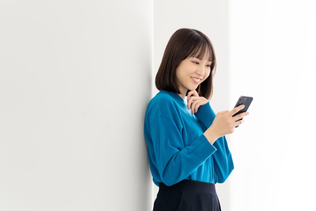 留学先でスマホを使うには？具体的な方法や使い方、SIMの種類も合わせて解説