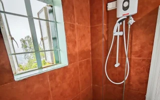 (Baguio JIC Premium/バギオジェイアイシープレミアム) 共有シャワー