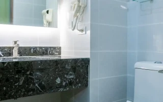 (CIA/シーアイエー マクタンキャンパス) 3人部屋　トイレ＆洗面所