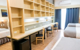 (CIA/シーアイエー マクタンキャンパス) 3人部屋　机