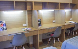 (PINES IELTS Specialized Campus/パインス アイエルツスペシャライズドキャンパス) 勉強机